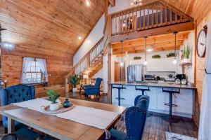 a kitchen and dining room with a wooden ceiling at Beaver Rock Lodge in Elk Park