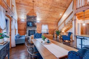 a dining room and living room with a wooden ceiling at Beaver Rock Lodge in Elk Park +42 photos