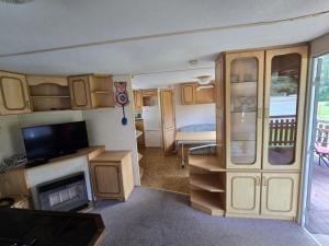 a small kitchen and living room in an rv at Domki u Agi in Głęboczek