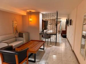 a living room with a couch and a table at Gran Plaza Hotel Centro Histórico in Iguala de la Independencia