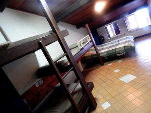 - une vue de tête sur une chambre avec des lits superposés dans l'établissement Laranjeiras Hostel, à Salvador