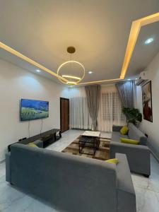 a living room with a couch and a tv at Stay-City Oliver in Apenkwa