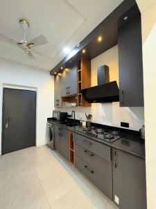 a kitchen with stainless steel appliances and a black counter top at Stay-City Oliver in Apenkwa