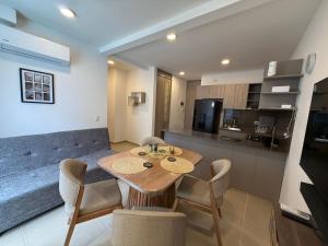a kitchen and dining room with a wooden table and chairs at Country Reservado in Gaira