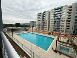 a large swimming pool on the side of a building at Country Reservado in Gaira