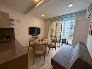 a kitchen and a living room with a table and chairs at Country Reservado in Gaira