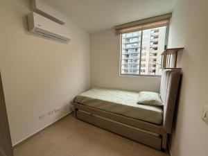 a small bedroom with a bed and a window at Country Reservado in Gaira