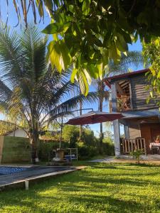 a house with a picnic table and an umbrella at Villa Esperanza in San Cristóbal