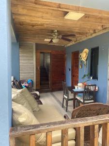 a living room with a couch and a table at Villa Esperanza in San Cristóbal