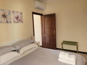a bedroom with a bed and a wooden door at Bella Todi Apartment 2 in Todi