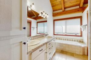a bathroom with two sinks and a bathtub and a tubermott at Bottle Bay Lakefront Lodge in Sandpoint +57 photos