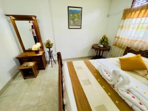 a bedroom with a bed and a mirror at The Travellers Rest in Katunayaka