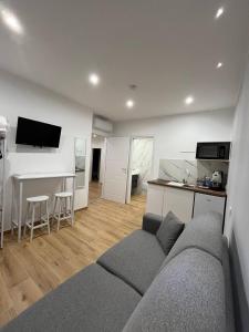 a living room with a couch and a kitchen at The Family Rooms, Rione alto, Zona ospedaliera in Naples