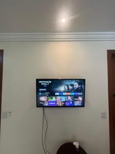 a flat screen tv hanging on a wall at Apartamento Charmoso e Tranquilo para sua Estadia in Vargem Alta
