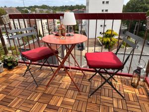 a table and two chairs on a balcony at Le Clos Pichot - Studio avec balcon, parking privé - 5mn Gare in Chartres