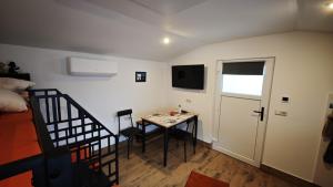 a small room with a table and a bed at Hasi-Stübchen in Geldern
