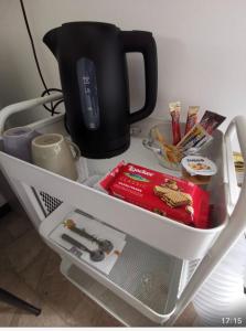 a white cart filled with food and a black pot at Daar Meryem - Bed & Breakfast in Dego