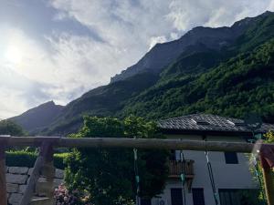 a house with a view of a mountain at L Arcluzette in Fréterive