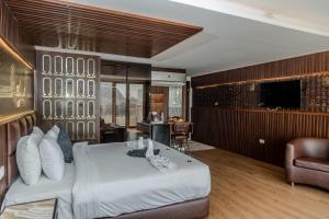 a hotel room with a bed and a television at Hotel Comfort Giza in Cairo