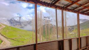 a room with a window with a view of a mountain at Sarvan's Khinalig Riverside Montain House in Xınalıq