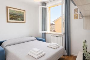 a small bedroom with a bed and a window at La Piazzetta in Cingoli