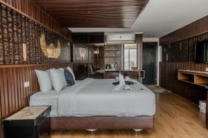 a bedroom with a large bed and a table at Hotel Comfort Giza in Cairo