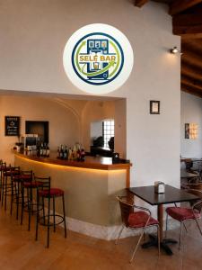 a restaurant with a bar with chairs and tables at SMART Hotel Argo in Orzinuovi