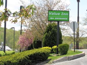 un letrero de la calle para la entrada del Valley inn en una calle en Value Inn Harrisburg-York, en Valley Green