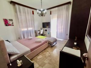 a bedroom with two beds and a chandelier at Daar Meryem - Bed & Breakfast in Dego