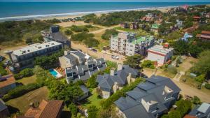 una vista aérea de una ciudad con casas y la playa en Paihue Cabañas, en Valeria del Mar