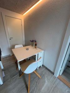 ein Tisch und ein Stuhl in einem Raum mit einem Tisch in der Unterkunft Ribevej 12 in Egebæk
