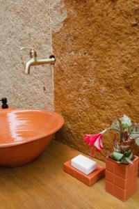 a bathroom with a copper tub and a sink at Casa do Rio Âmbar - Alter do Chão in Santarém