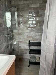 ein Badezimmer mit Dusche und Waschbecken in der Unterkunft Ribevej 12 in Egebæk