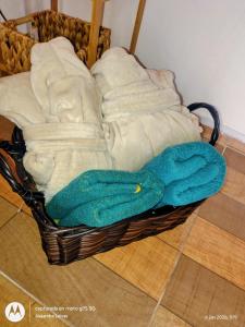 a basket filled with towels sitting on the floor at Reina Mar Jacuzzi Exclusivo in Barra de Portezuelo +32 photos