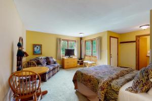 a bedroom with two beds and a couch at Kettle Brook A6 in Ludlow