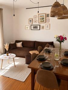 a living room with a table and a couch at Gemütliche Ferienwohnungen Teterow für bis zu 10 Personen in Teterow