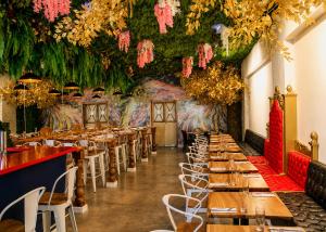 a row of tables and chairs in a restaurant at Hotel Mio Panamá in Panama City +38 photos