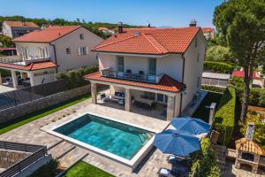 an aerial view of a house with a swimming pool at Villa Manuela in Porat