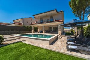 a house with a swimming pool in a yard at Villa Manuela in Porat