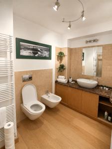a bathroom with a toilet and a sink at Domus Turrita in Bologna
