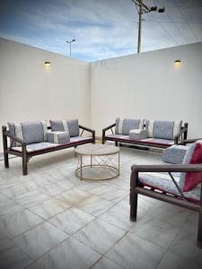 a room with three benches and a table at شقة اند هوم in Hail