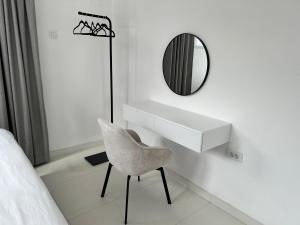 CHATEL - Boutique Suites tesisinde bir odada yatak veya yataklar