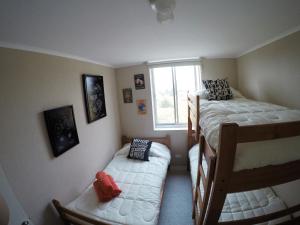 1 dormitorio con 2 literas y ventana en Departamento Vista al Mar, Laguna Bahia, Algarrobo 1205H, en Algarrobo