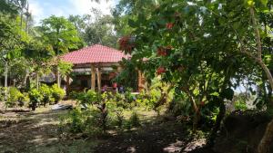 een tuin met een paviljoen op de achtergrond bij Hostal La Gloria in Mérida