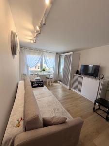ein Wohnzimmer mit Sofa und Tisch in der Unterkunft Studio - Polna in Końskie + 2 Fotos