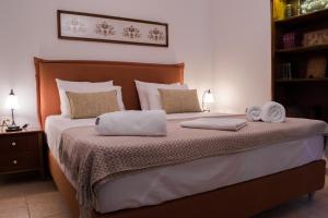 ein Schlafzimmer mit einem Bett, auf dem zwei Handtücher liegen in der Unterkunft Feneri Traditional House Apt 1- 20' from Elafonisi beach in Elafonisi