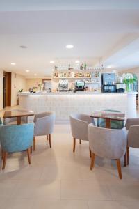 ein Restaurant mit Tischen, Stühlen und einer Theke in der Unterkunft Hotel Bersoca in Benicàssim