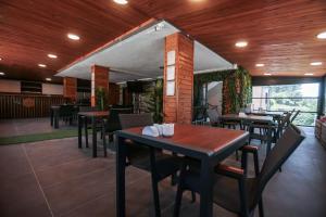 a dining room with tables and chairs in a restaurant at Helios Kaz Dağları blok2 in Uçurumoba