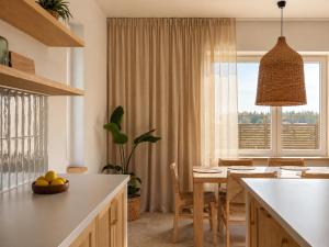 eine Küche mit Tisch und Esszimmer in der Unterkunft Spithami Pool House in Spithami