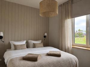 ein Schlafzimmer mit einem großen Bett und zwei Kissen darauf in der Unterkunft Spithami Pool House in Spithami + 27 Fotos